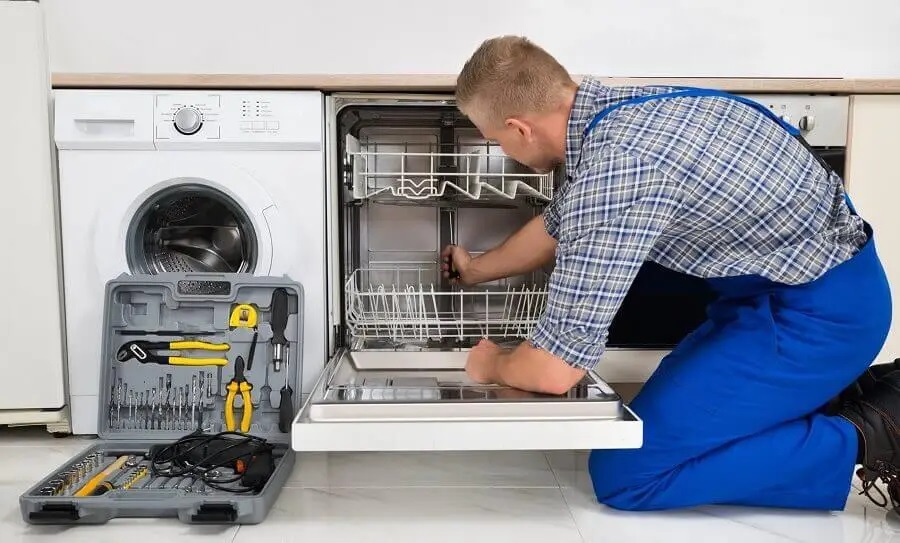 Haymana Daikin servisi teknisyen ekibi beyaz eşya tamiri yaparken